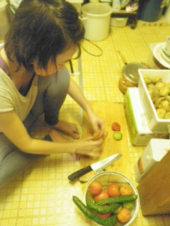 台所で調理中のＨちゃん。コルカタでの台所を思い出させます。