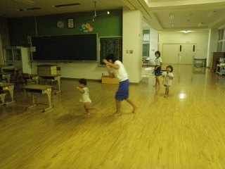 就寝近くになっても、小学生たちの来場に大喜びの（う）と（す）