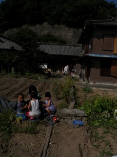 途中からは、近所の子どもたちと土遊び。