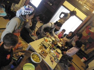 お昼は恒例の持ち寄りランチ。