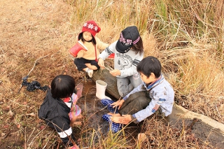 ドロドロ靴を、小川で洗う子どもたち。