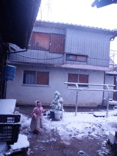 口の中に雪を誘い込んでいるらしい。