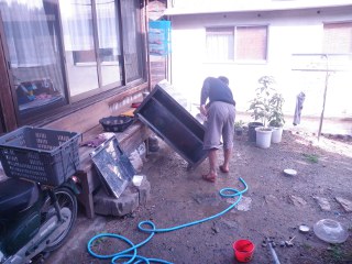 ガス台を運び出して水洗い。