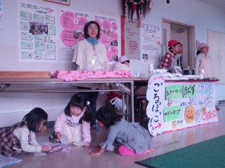 売り子に飽きた子どもらは、ブースの下でお絵かきを始めました。