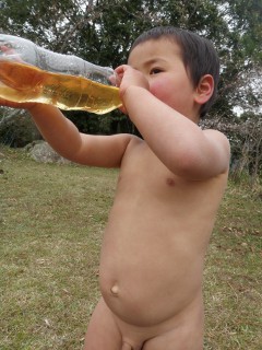 勢い余って裸になった（す）。「たねっこ」にて。