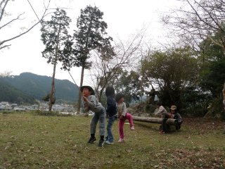 「たねっこ」仲間と、ロープで遊ぶ。