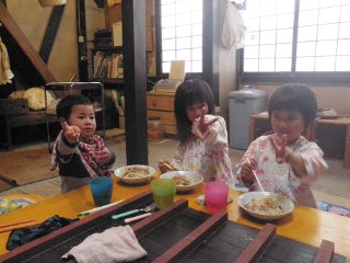 並んで夕食。