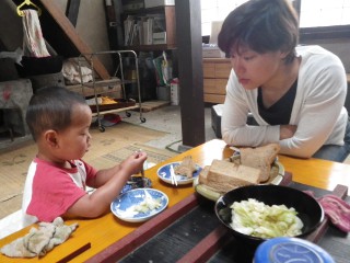 朱座の朝食に付き合ってくれている朝。