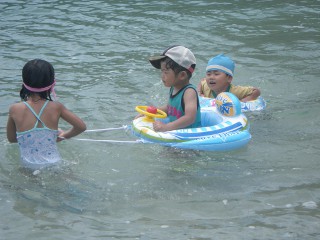 浮き輪をひっぱってあげる！