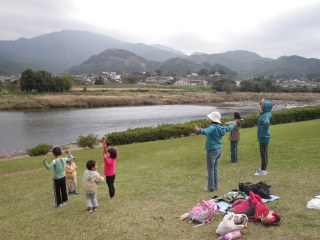 松野町の川辺でラジオ体操。