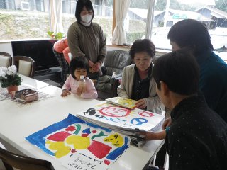 絵を眺める先生。