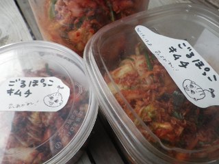 出来たキムチは容器に入れて、ラベルを貼っておすそ分け。