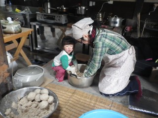 母子一緒にまぜまぜ。