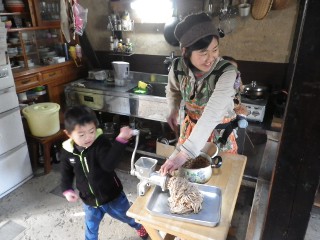 5歳のY君は、ガンガン回します。彼は味噌作り3年目！