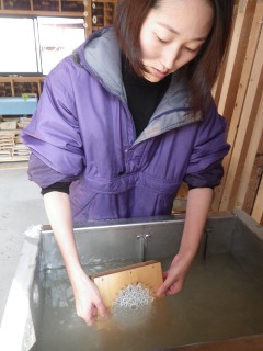 繊維の泳ぐ水の中に、型を沈ませて・・・