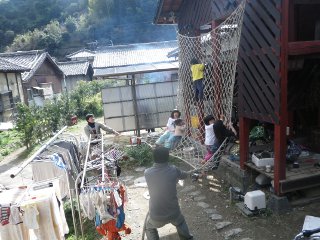 揺らす大人は汗だくです。