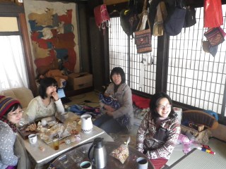 庭の子どもたちを眺めながら。