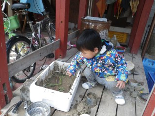 カーゴネットには目もくれず、ひたすら泥を混ぜ混ぜしているＨさんの息子のＲくん。