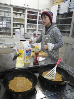 調理室でどんどんチヂミを焼いていきます。