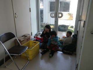 廊下の端っこを、子どもたちの休憩所に設定。