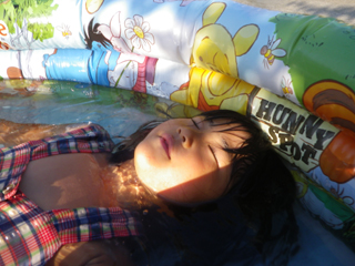 こんな風にプールに浸ってみるのも気持ちがいい、らしい。