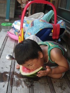 （す）得意の、「恐竜食い」です。