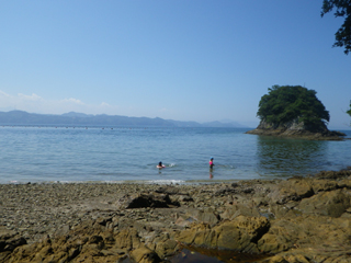 向こうに見える、「タコヤキ島」まで歩いても渡れます。