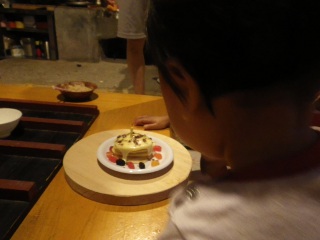 ロウソク一本のケーキを見つめます。