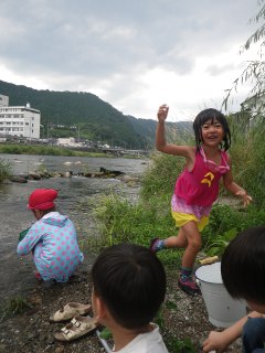 川遊びも、大はしゃぎ。