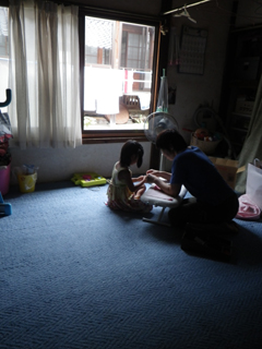 お昼になっても、二人で黙々とやってます。