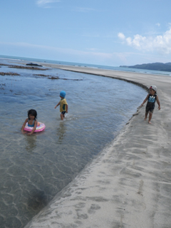 川が砂浜を流れいって、海まで。
