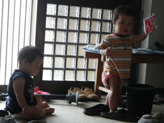 1歳児は、玄関でごそごそ・・