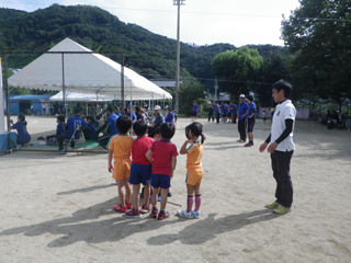 緊張の面持ちで出番を待つ（う）とY君。