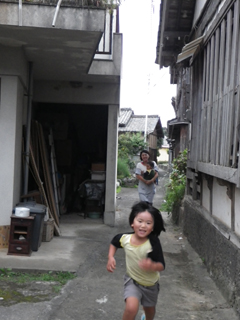 家の裏道を、皆でかけっこ。