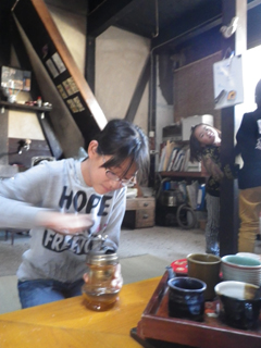 小学6年生のHちゃんが、コーヒー豆を、根気強く挽いてくれます。