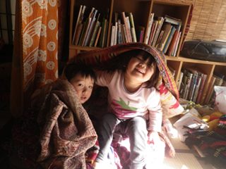 手伝いに飽きた子どもたちは、あちこちで遊び回ります。