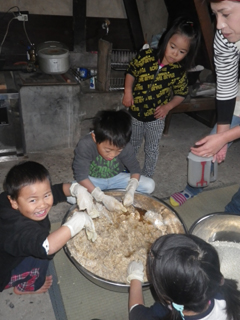 麹、塩、大豆の煮汁と一緒に混ぜ合わせます。