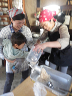ミンサーで煮た大豆をつぶします。
