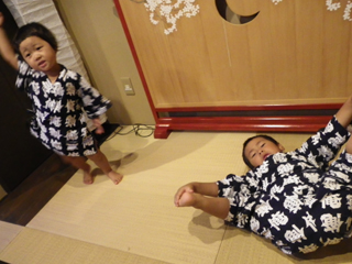 浴衣ではしゃぐ（す）と（ま）。