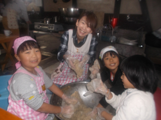 仕上げは、4人娘でこねこね。