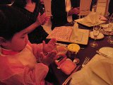 挨拶の間、待ちきれずに、持参したお弁当を食べる（う）。