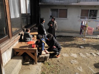縁側の日向で、編集部のお二人とおしゃべり