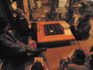 囲炉裏の周りでマサヤンライブ。