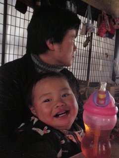 カメラに気づいて、この笑顔。