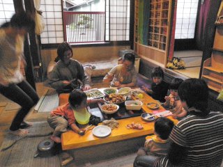 作った桜餅をそのままおかずの一つに、夕食へ。