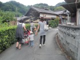 皆でお寺までお散歩。
