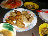 焼きあがったものを皿に盛る