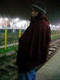 Varanasiの駅にて列車を待つ。